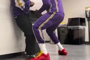 老头可太逗了！🤣老詹赛前竟在球员通道“拳击”女摄影师