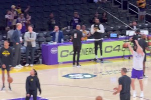 里夫斯赛前训练手感火热！湖记调侃：今晚小里要拿84分了！