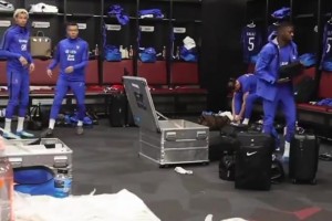 笑得像个孩子！姆巴佩这篮球技术似乎有点东西啊！