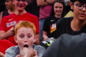 这可是历史级别巨星啊！获得杜兰特签名的小迷球迷很惊讶