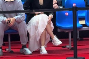 气质拿捏😍 伍总新混搭风格尽显飒爽英姿！